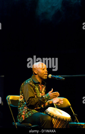 Kouame Sereba - un musicien de Côte d'Ivoire vivant en Norvège effectue à contre Culture Festival à Varsovie Banque D'Images