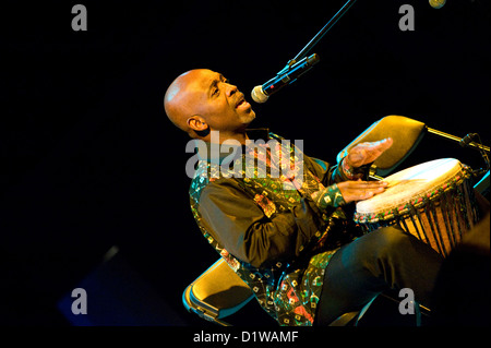 Kouame Sereba - un musicien de Côte d'Ivoire vivant en Norvège effectue à contre Culture Festival à Varsovie Banque D'Images