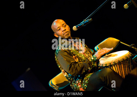 Kouame Sereba - un musicien de Côte d'Ivoire vivant en Norvège effectue à contre Culture Festival à Varsovie Banque D'Images