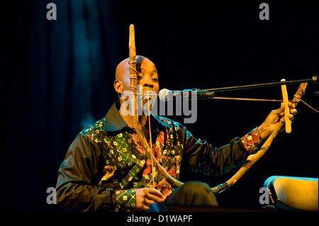 Kouame Sereba - un musicien de Côte d'Ivoire vivant en Norvège effectue à contre Culture Festival à Varsovie Banque D'Images