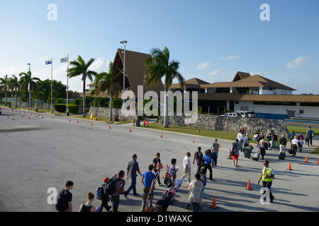 Débarquant d'avion, l'aéroport international Owen Roberts, Grand Cayman, Cayman Islands, British West Indies Banque D'Images