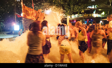 Scène full moon party à Haad Rin beach de Koh Phangan, Thaïlande. La mousse sont libérés pour les fêtards. Banque D'Images