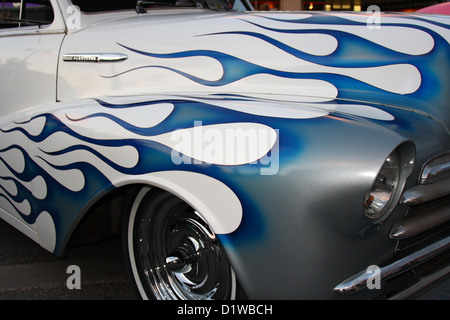 Vintage fleetline avec des flammes peintes sur le capot Banque D'Images