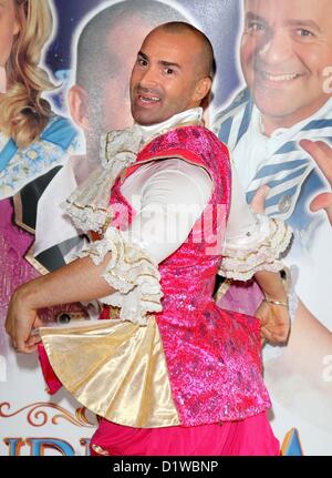 Louie Spence a sorti de son pantomime performance dans 'Cinderella' à la Milton Keynes après sa mère Pat est décédé à la fin de semaine. Le 43 yo réalité star et danseuse a annoncé la triste nouvelle aux fans sur Twitter le dimanche 'il a écrit : "Je suis désolé pour tous ceux qui sont allés à Panto @ Milton Keynes aujourd'hui et je n'étais pas sur, mais ma mère vient de passer et j'étais avec ma famille.x' PHOTO - 'Cinderella' Pantomime lancement presse à Milton Keynes Theatre, Bucks - 21 septembre 2012. Cette année, la pantomine stars Pineapple Dance studio's Louie Spence, présentateur de télévision pour enfants Anna Williamson, le cinq étoiles The God Awfuls Pearson et co Banque D'Images