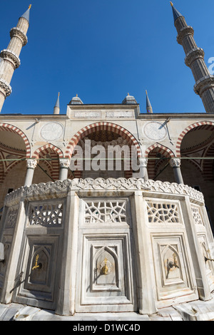 Ablutions fontaine dans cour intérieure, mosquée du Sultan Selim, Edirne, Turquie Banque D'Images