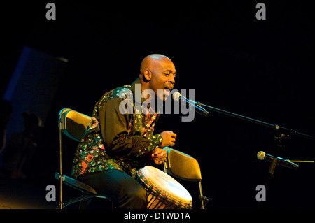 Kouame Sereba - un musicien de Côte d'Ivoire vivant en Norvège effectue à contre Culture Festival à Varsovie Banque D'Images