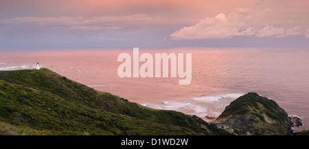 La mer Rouge au cours de l'aube sur la Cape Reinga, NZ Banque D'Images