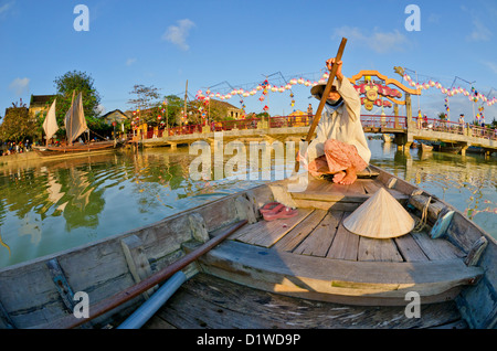 Femme au chapeau conique de l'aviron sur la rivière Thu Bon, Hoi An, Vietnam Banque D'Images