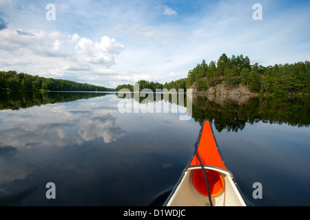 Canoë sur un lac en Suède Banque D'Images