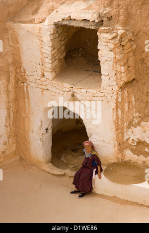 Maison Troglodyte berbère et vieille femme près de Matmata dans le désert du Sahara en Tunisie Banque D'Images