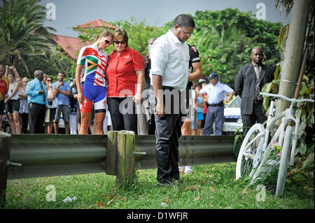 BALITO, AFRIQUE DU SUD : Le ministre des Sports Fikile Mbalula présente ses respects à la vue de l'accident, où Burry Stander a perdu la vie, le 6 janvier 2013 dans Balito, Afrique du Sud. Burry a été frappé par un taxi tandis que dehors sur un trajet de formation, il a subi de graves traumatismes à la tête et le cou cassé, il a été tué lors de l'impact. Le chauffeur de taxi a été accusé d'homicide coupable. (Photo par Gallo Images / Foto 24 / Lerato Maduna) Banque D'Images