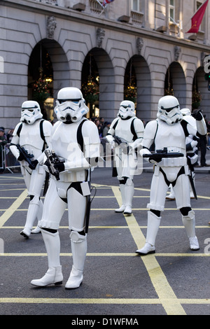 Les Stormtroopers impériaux de Star Wars en se promenant dans les rues de Londres Banque D'Images