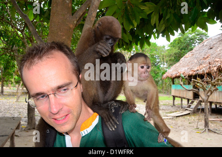 Les singes capucins et araignée grimper sur le tourisme à un orphelinat pour animaux le long de l'Amazone près de Lima Banque D'Images