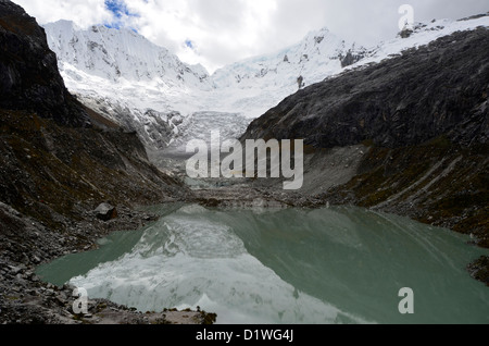 Vue d'Ranrapalca pic d'un lac glaciaire dans la Cordiella Blanca montagne au Pérou. Banque D'Images