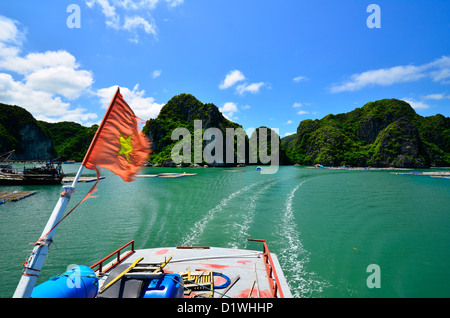 Drapeau vietnamien sur le bateau, la baie d'Halong, Vietnam Banque D'Images