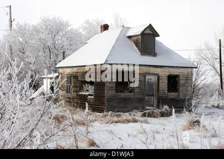 Maison traditionnelle en bois vides abandonnées dans village rural oublier Saskatchewan Canada Banque D'Images