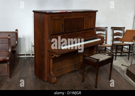 Piano droit à St Pierre et St James Church, Brackley, Northamptonshire, England, UK Banque D'Images