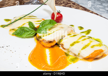 La viande cuite au four avec du fromage sur un plateau dans un restaurant Banque D'Images