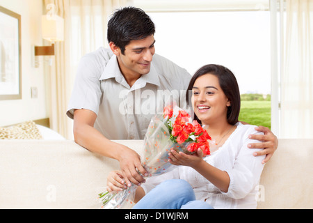 Jeune homme donnant des fleurs pour femme Banque D'Images