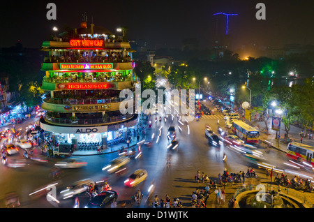 La Ville de Hanoi la nuit avec Traffic, Vieille Ville, Hanoi, Vietnam Banque D'Images