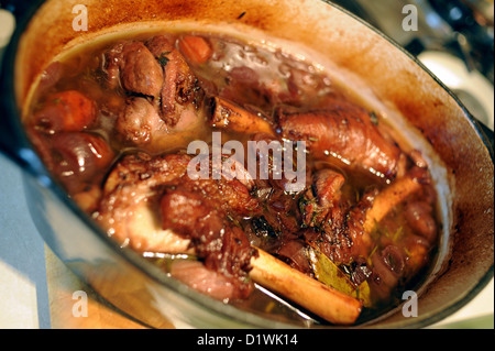 Hiver copieux cocotte de souris d'agneau cuite jambes lentement dans le vin rouge et fines herbes Banque D'Images