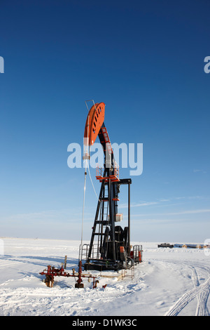 Pumpjack huile dans la neige hiver oublier Saskatchewan Canada Banque D'Images