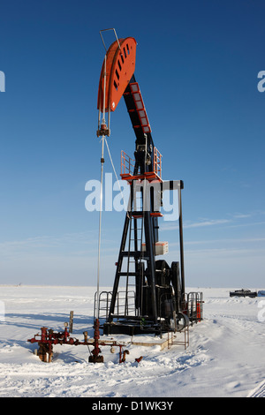 Pumpjack huile dans la neige hiver oublier Saskatchewan Canada Banque D'Images