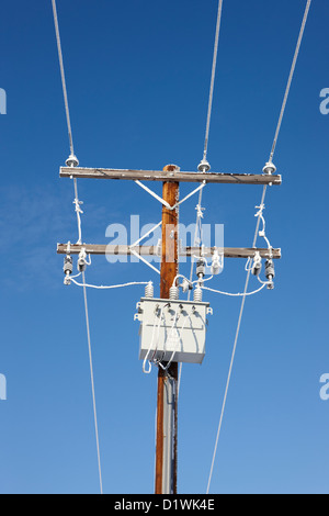 Givre couverts lignes aériennes de transmission électrique et transformateur poteau Canada Banque D'Images