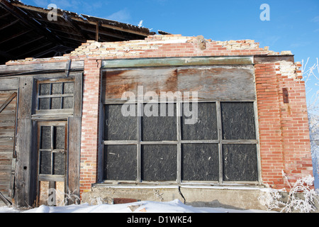 Vieux bâtiment en bois et en brique traditionnelle en mauvais état oublier Saskatchewan Canada Banque D'Images