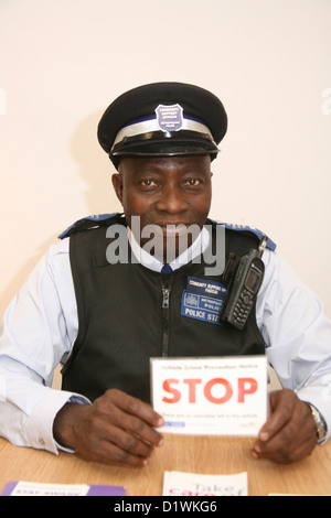 Agent de police communautaire affiche dépliant Conseils pour la prévention du crime Banque D'Images