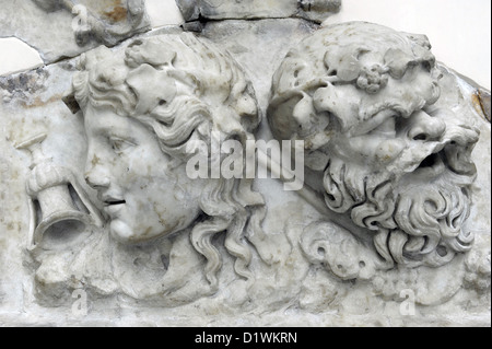 Roman relief représentant des masques de Dionysos et Silenos. En. Première moitié du iie siècle apr. Musée des beaux-arts de Budapest. Banque D'Images