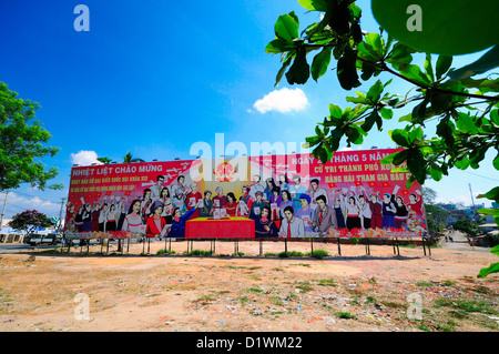 Billboard communiste encourageant les gens à voter n prochaines élections. Kon Tum, North Central Highlands, Vietnam Banque D'Images