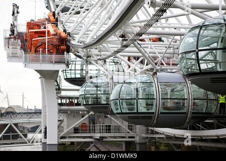 Londres, Royaume-Uni. 07 janvier 2013. Les ventouses à vide GDE London Eye, fermé cette semaine pour son entretien annuel et de rénovation. Plan architectural la ré-ouvrira le 19 janvier. George Henton / Alamy Live News. Banque D'Images