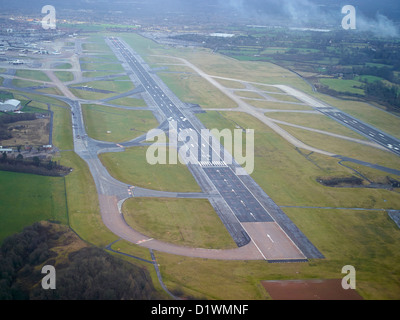 Piste de l'aéroport de Manchester, à partir de l'air, North West England Banque D'Images