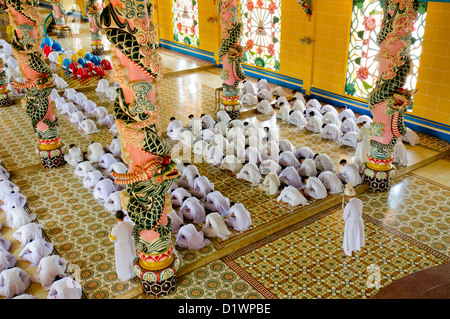 Fidèles à la prière de midi dans le temple de Cao Dai, Tay Ninh, Vietnam, Asie Banque D'Images