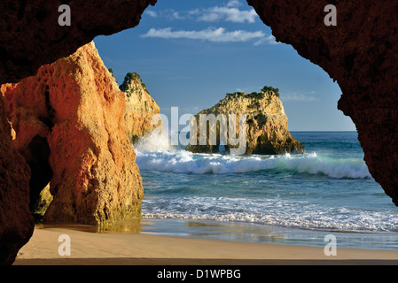 Le Portugal, l'Algarve : Cave voir à la plage Prainha à Alvor Banque D'Images