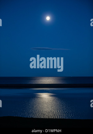 La lune et la réflexion sur l'eau, Jokulsarlon, Islande Banque D'Images