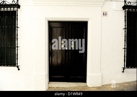 Volets et portes noir sur une maison blanche, à Vejer de la Frontera, l'un des villages blancs ou les villages blancs d'Andalousie, Espagne Banque D'Images