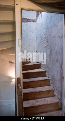 Ancien escalier, escaliers de bois, plâtre rugueux, bastides Banque D'Images