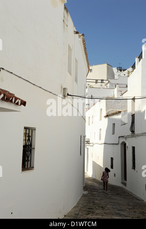 Enfant marchant dans la rue pavée de Vejer de la Frontera, Andalousie, Espagne Banque D'Images