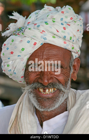 Portrait d'un homme du Rajasthan dans un turban coloré au au Pushkar foire de chameau au Rajasthan (Inde). Banque D'Images