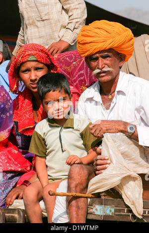 Portrait d'une famille Rajasthani au chameau de Pushkar Fair, Rajasthan, en Inde. Banque D'Images