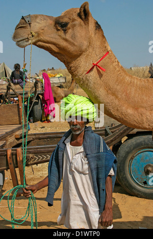 Portrait d'un commerçant de chameau au chameau de Pushkar Fair, Rajasthan, en Inde. Banque D'Images
