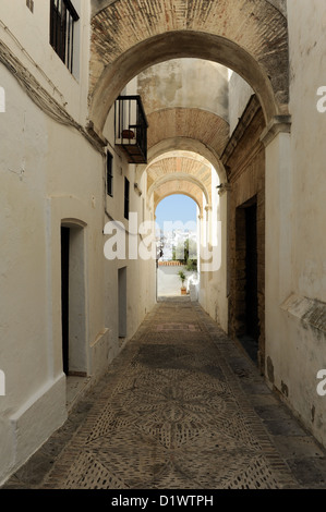 Les arcades et les rues étroites de Vejer de la Frontera, l'un des villages blancs ou les villages blancs d'Andalousie, Espagne Banque D'Images