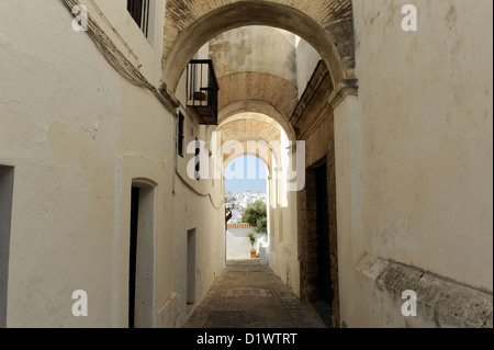 Les arcades et les rues étroites de Vejer de la Frontera, l'un des villages blancs ou les villages blancs d'Andalousie, Espagne Banque D'Images