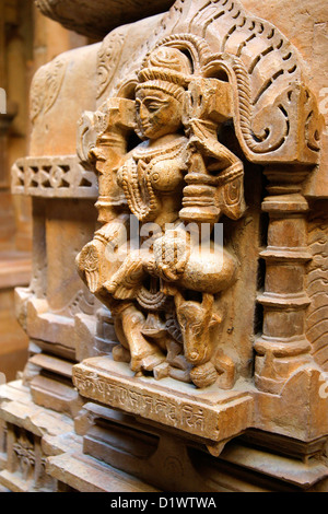 Des sculptures complexes des tirthankaras décorer les piliers à l'intérieur d'un temple jaïn à Jaisalmer, Rajasthan, Inde. Banque D'Images