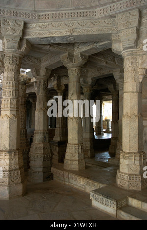 Vue de l'intérieur de la belle 15ème siècle Adinatha Temple à Ranakpur au Rajasthan, Inde. Banque D'Images