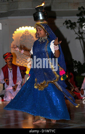 Un danseur traditionnel Rajasthani exécutant une danse folklorique à l'hôtel Lake Palace à Udaipur, Rajasthan, Inde. Banque D'Images