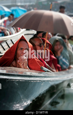 Les spectateurs en bateaux à longue queue au Festival Phaung Daw U, Ywama, lac Inle, l'État de Shan, Birmanie, Myanmar, en Asie du sud-est. Banque D'Images