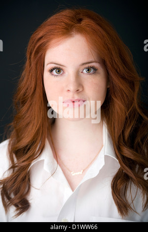 Portrait d'une fille avec de longs cheveux rouges. Banque D'Images